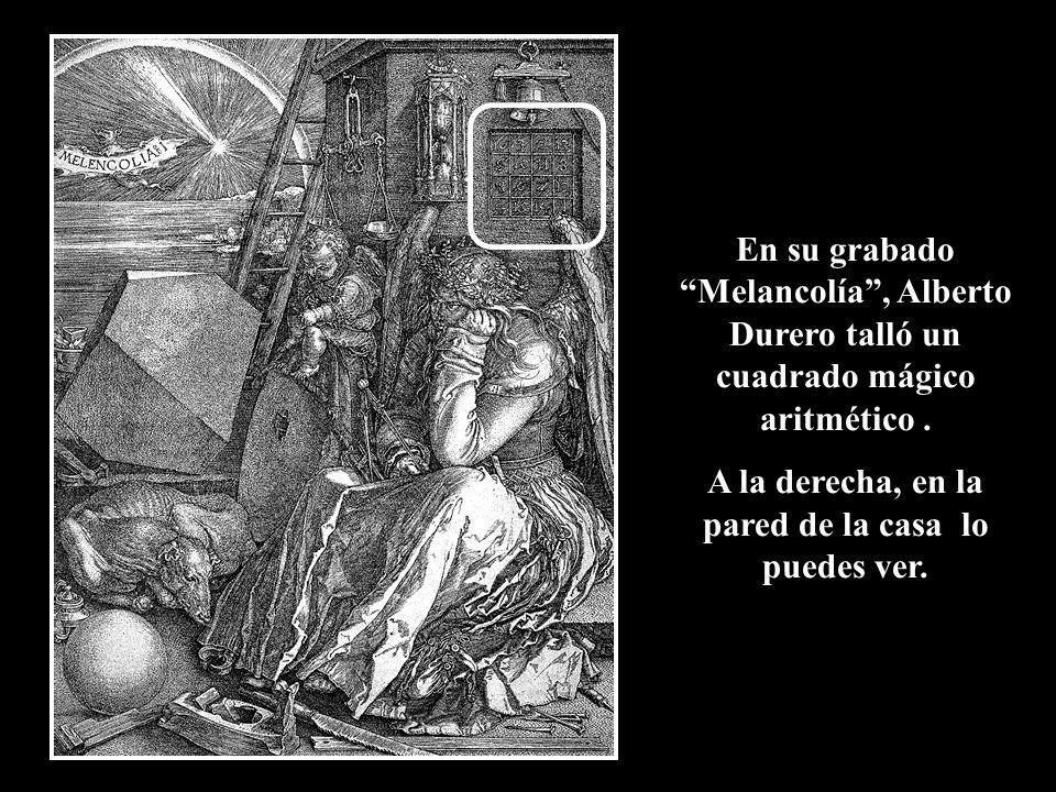 A la derecha, en la pared de la casa lo puedes ver.