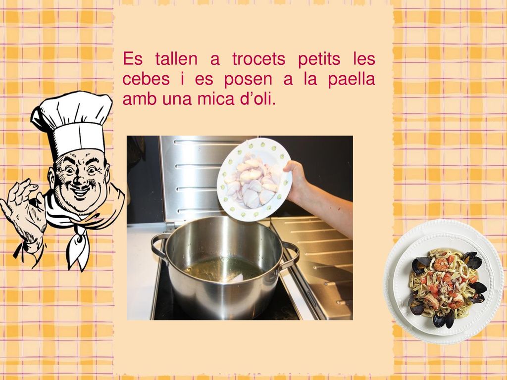 Es tallen a trocets petits les cebes i es posen a la paella amb una mica d’oli.