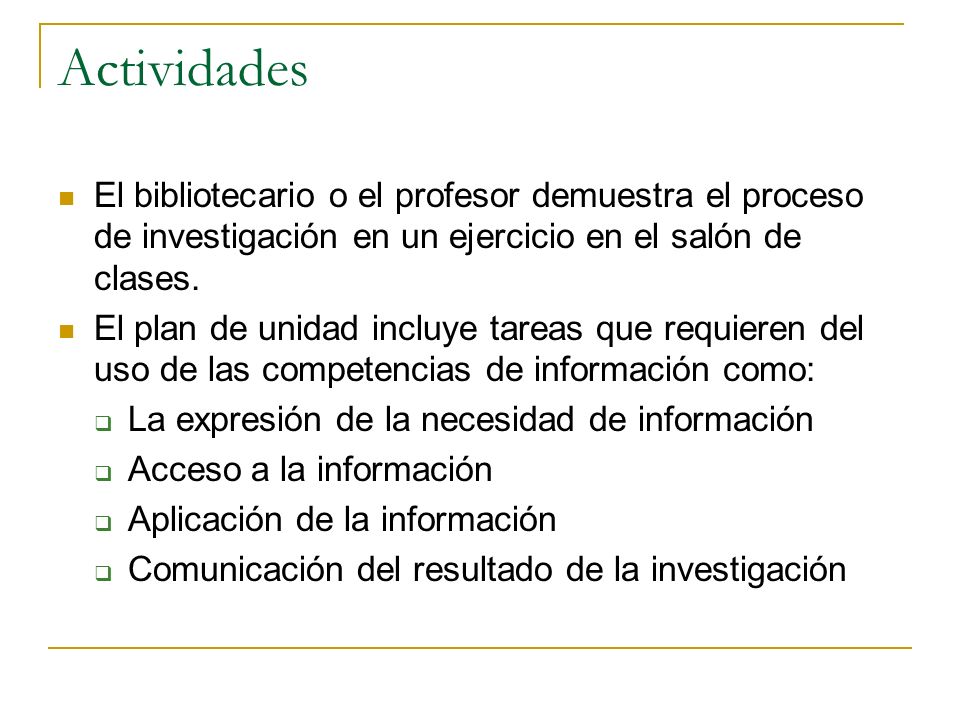 Actividades El bibliotecario o el profesor demuestra el proceso de investigación en un ejercicio en el salón de clases.