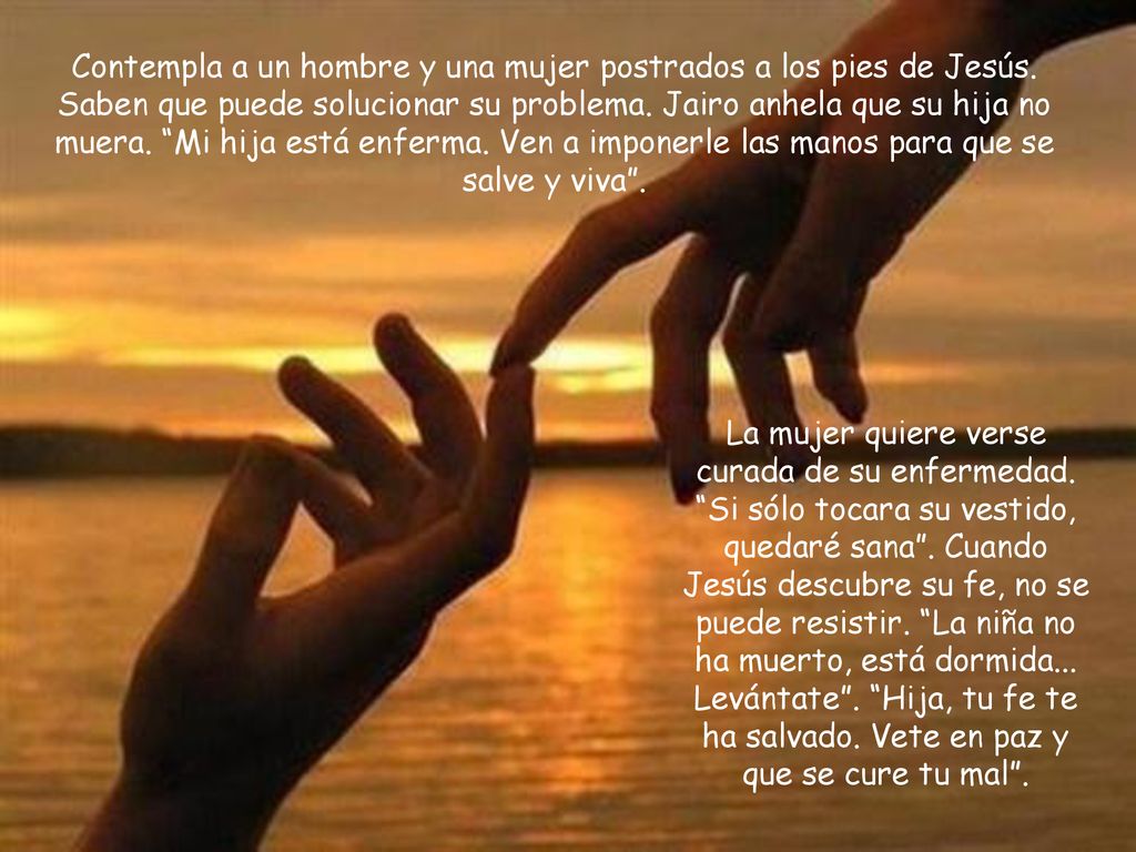 Contempla a un hombre y una mujer postrados a los pies de Jesús