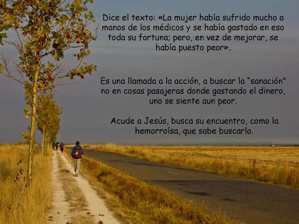 Dice el texto: «La mujer había sufrido mucho a manos de los médicos y se había gastado en eso toda su fortuna; pero, en vez de mejorar, se había puesto peor».