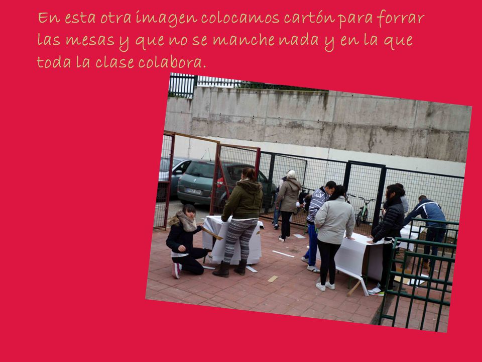 En esta otra imagen colocamos cartón para forrar las mesas y que no se manche nada y en la que toda la clase colabora.
