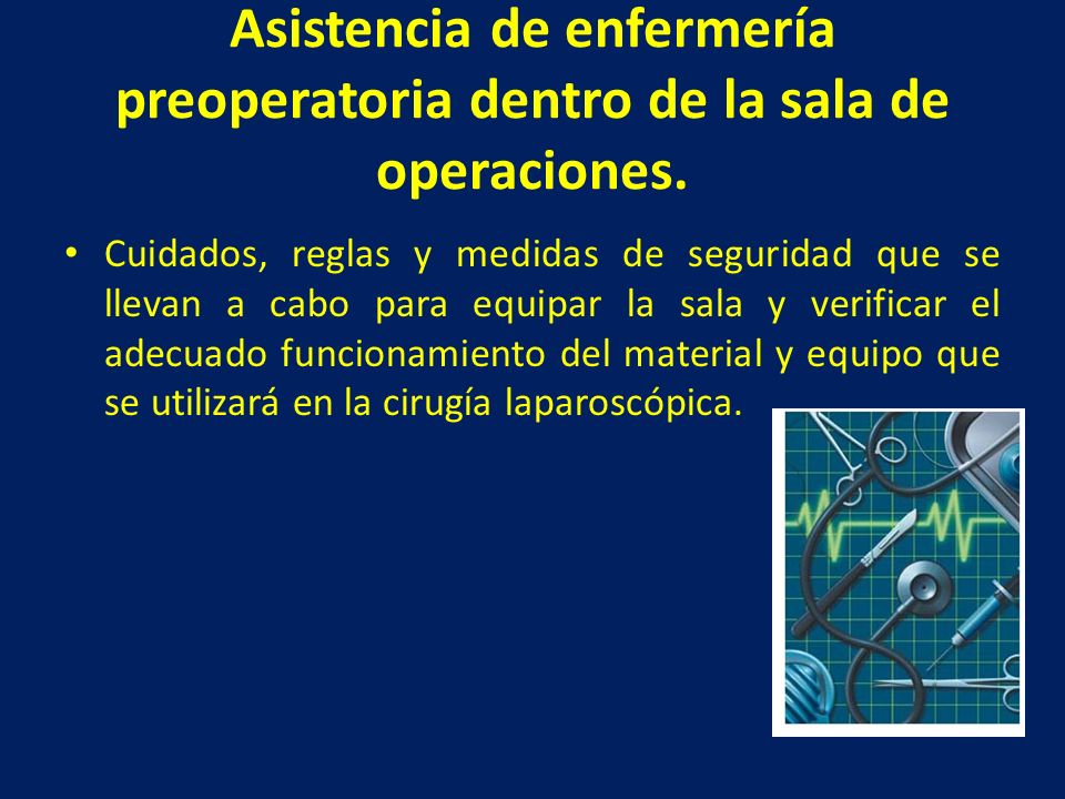Asistencia de enfermería preoperatoria dentro de la sala de operaciones.