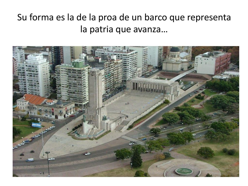 Su forma es la de la proa de un barco que representa la patria que avanza…