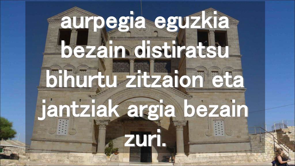 aurpegia eguzkia bezain distiratsu bihurtu zitzaion eta jantziak argia bezain zuri.