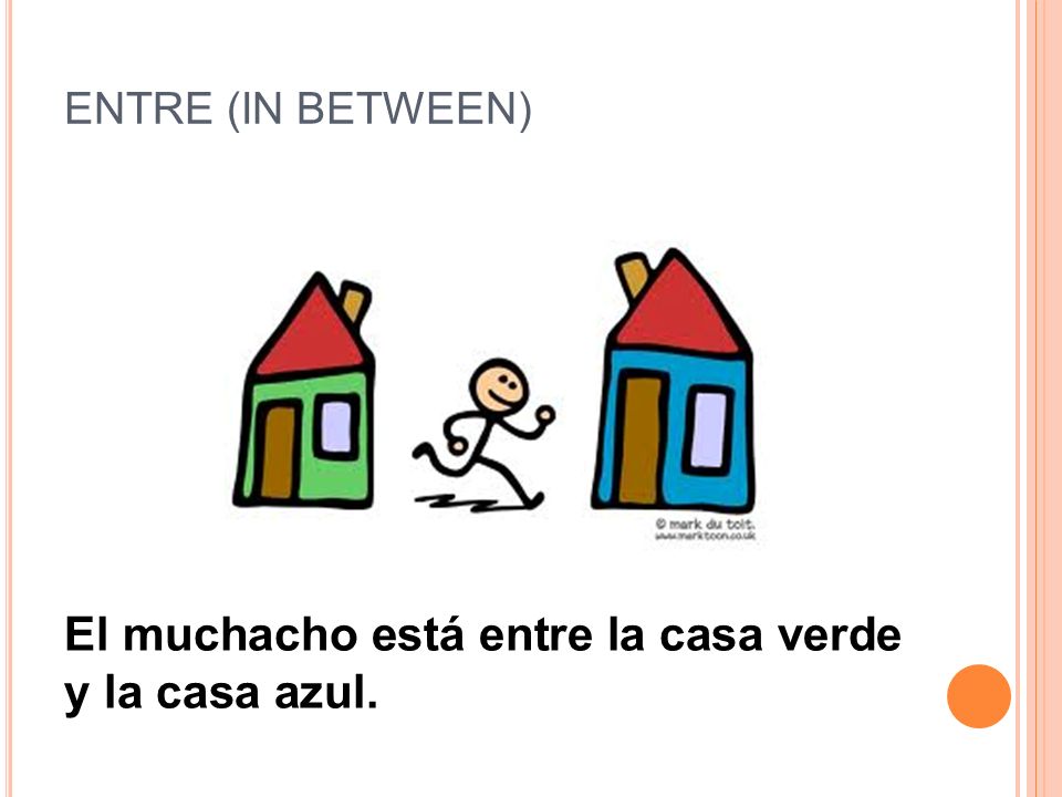 El muchacho está entre la casa verde y la casa azul.