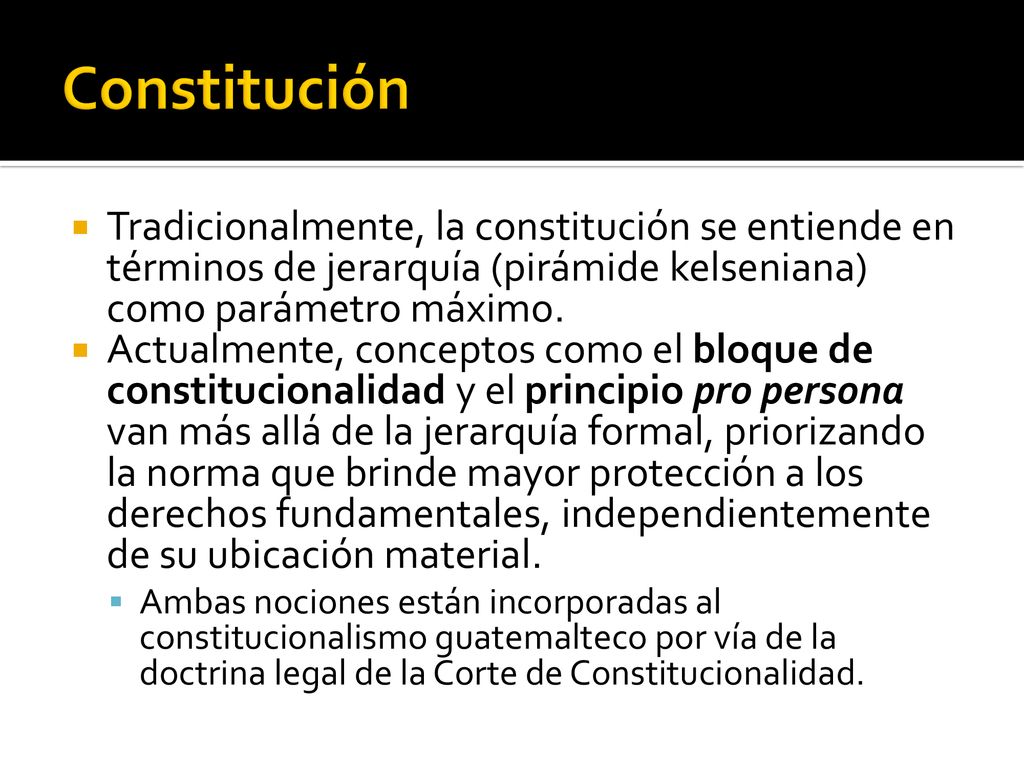 Constitución Tradicionalmente, la constitución se entiende en términos de jerarquía (pirámide kelseniana) como parámetro máximo.