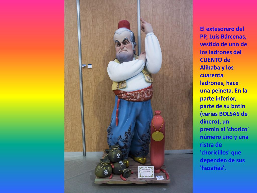 El extesorero del PP, Luis Bárcenas, vestido de uno de los ladrones del CUENTO de Alibaba y los cuarenta ladrones, hace una peineta.