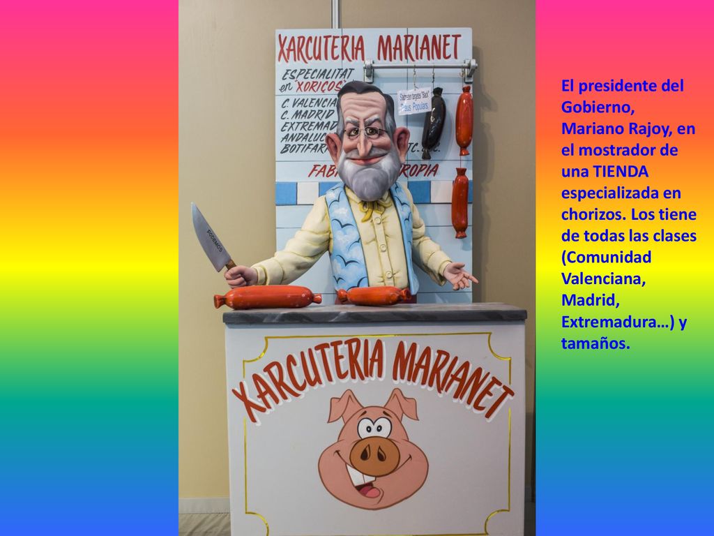 El presidente del Gobierno, Mariano Rajoy, en el mostrador de una TIENDA especializada en chorizos.