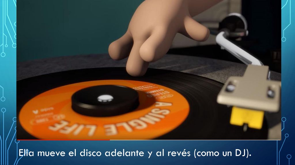 Ella mueve el disco adelante y al revés (como un DJ).