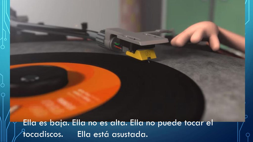 Ella es baja. Ella no es alta. Ella no puede tocar el tocadiscos.