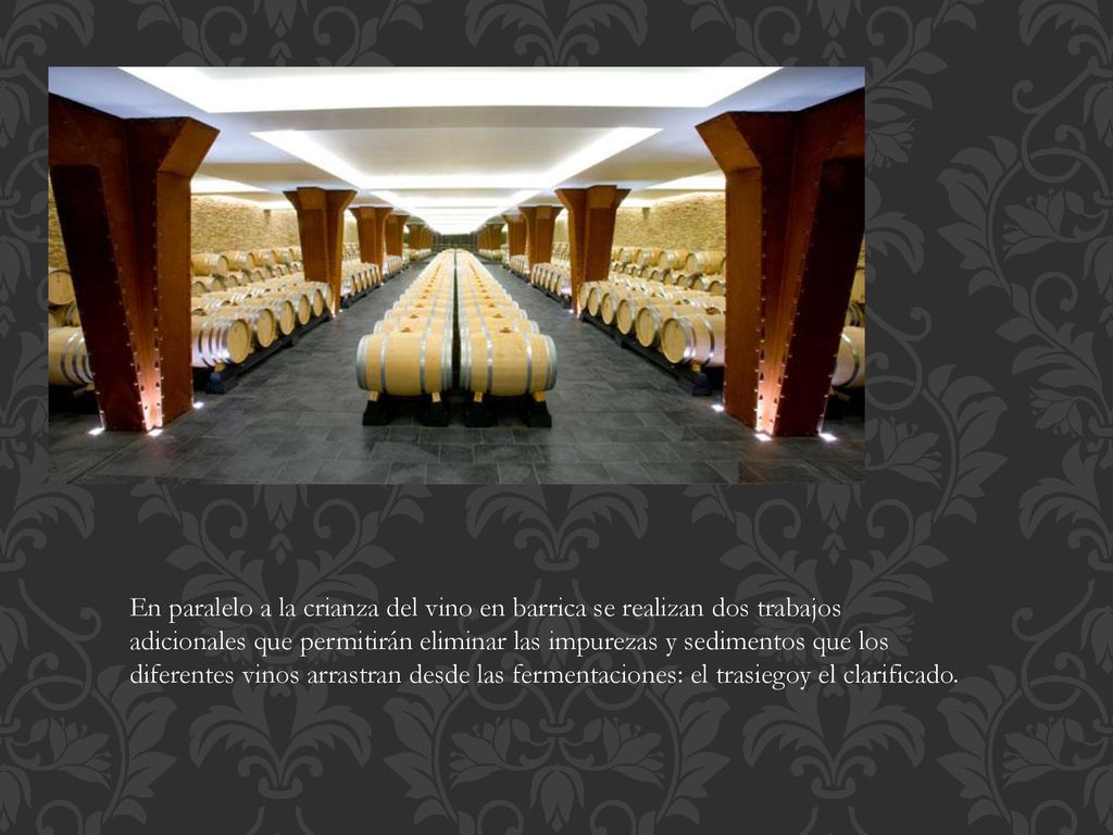 En paralelo a la crianza del vino en barrica se realizan dos trabajos adicionales que permitirán eliminar las impurezas y sedimentos que los diferentes vinos arrastran desde las fermentaciones: el trasiegoy el clarificado.