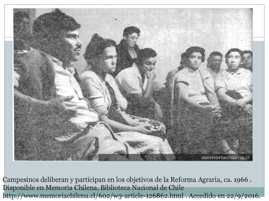 Campesinos deliberan y participan en los objetivos de la Reforma Agraria, ca.