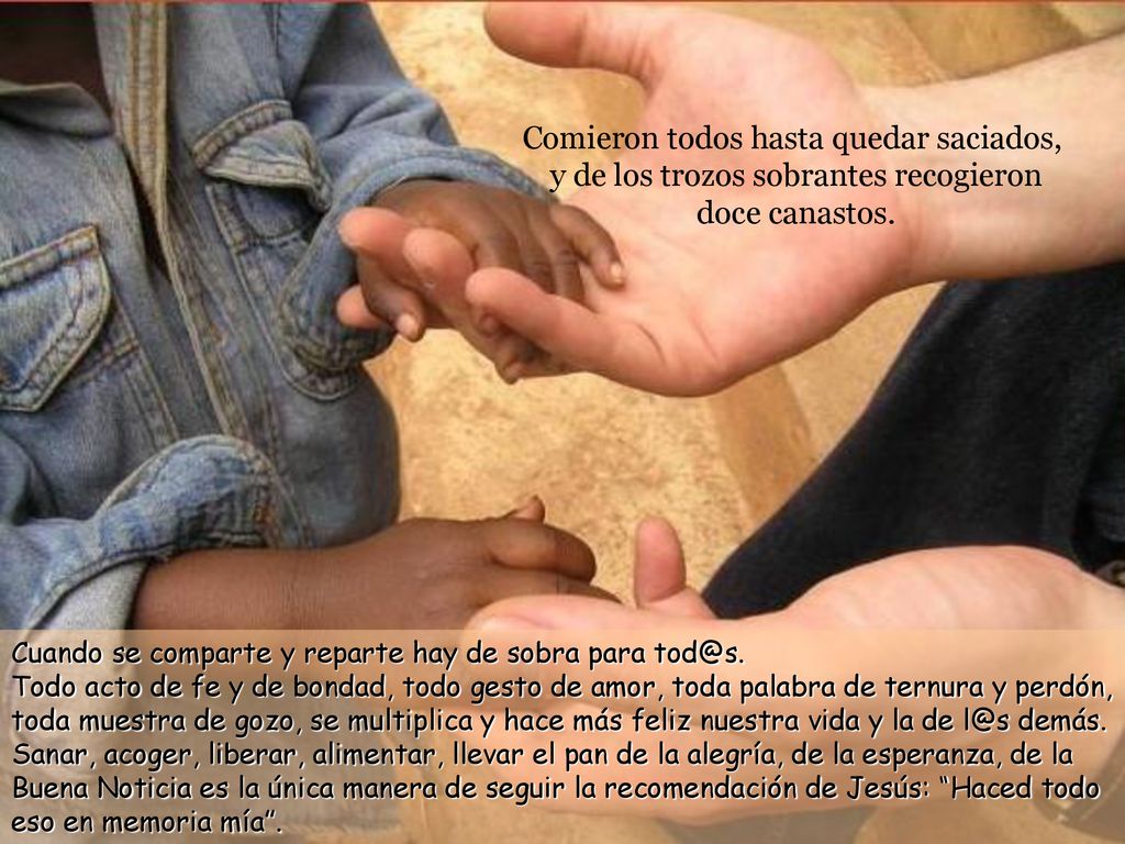 Comieron todos hasta quedar saciados, y de los trozos sobrantes recogieron doce canastos.