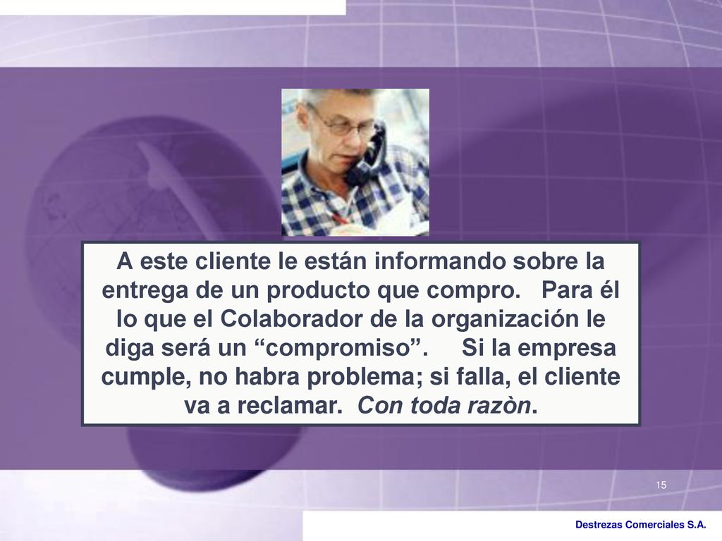 A este cliente le están informando sobre la entrega de un producto que compro.