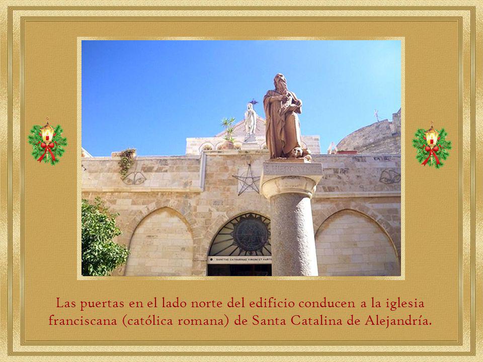 Las puertas en el lado norte del edificio conducen a la iglesia franciscana (católica romana) de Santa Catalina de Alejandría.