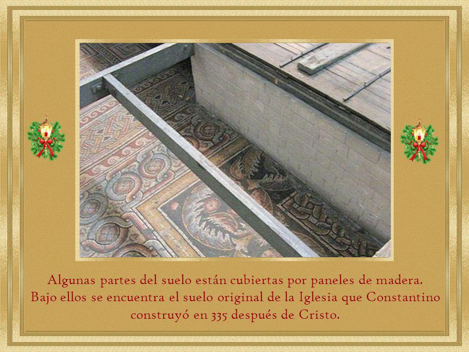 Algunas partes del suelo están cubiertas por paneles de madera.