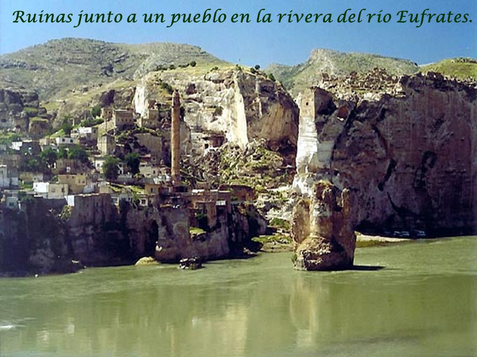 Ruinas junto a un pueblo en la rivera del río Eufrates.