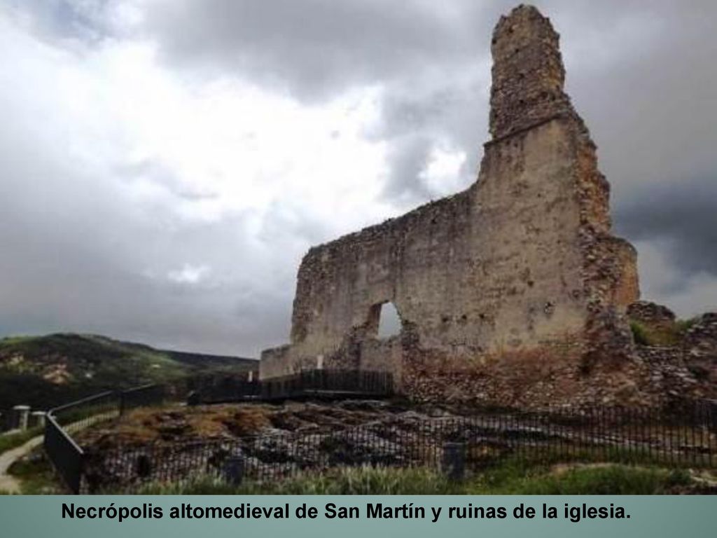 Necrópolis altomedieval de San Martín y ruinas de la iglesia.