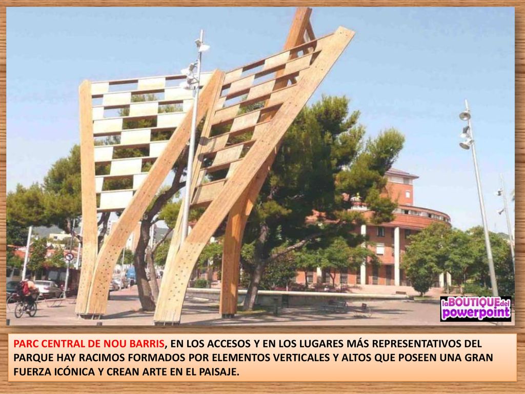 PARC CENTRAL DE NOU BARRIS, EN LOS ACCESOS Y EN LOS LUGARES MÁS REPRESENTATIVOS DEL PARQUE HAY RACIMOS FORMADOS POR ELEMENTOS VERTICALES Y ALTOS QUE POSEEN UNA GRAN FUERZA ICÓNICA Y CREAN ARTE EN EL PAISAJE.