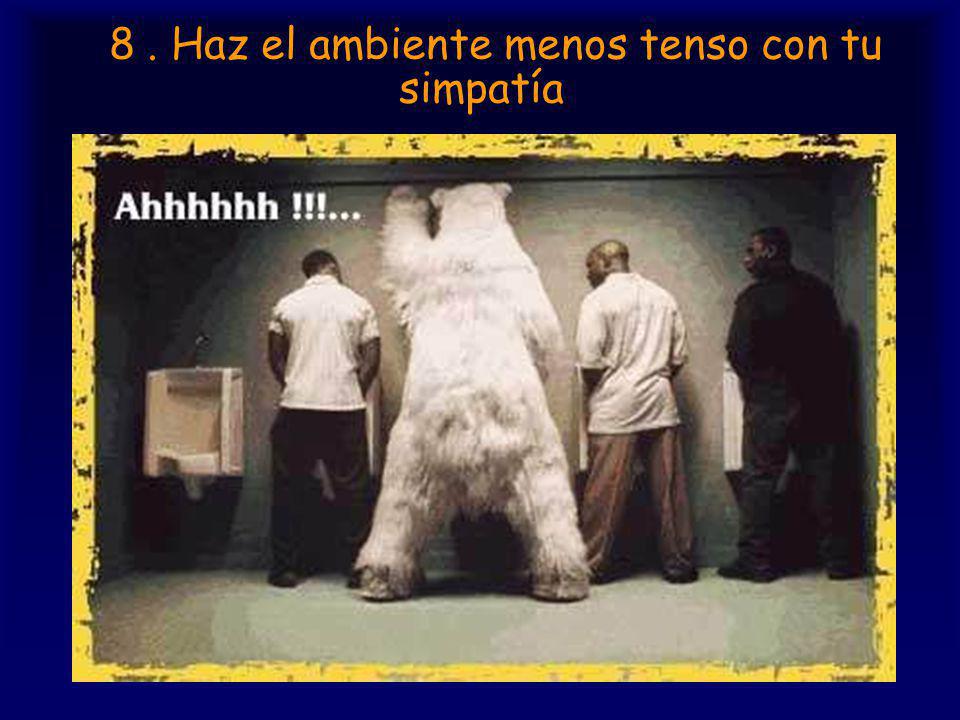 8 . Haz el ambiente menos tenso con tu simpatía