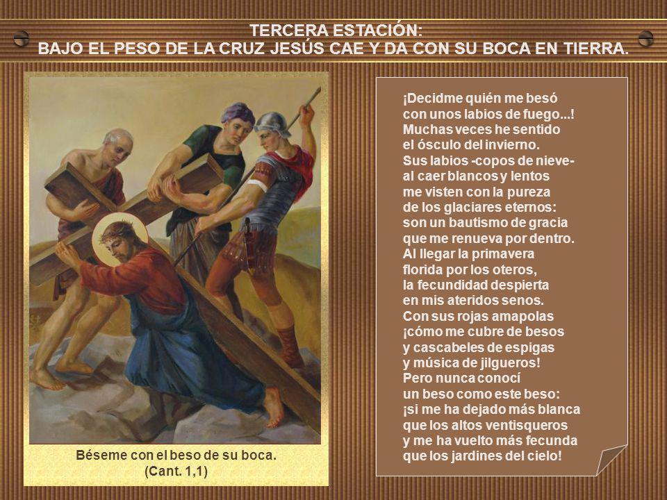 BAJO EL PESO DE LA CRUZ JESÚS CAE Y DA CON SU BOCA EN TIERRA.