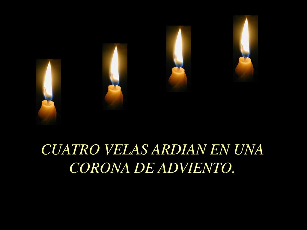 CUATRO VELAS ARDIAN EN UNA CORONA DE ADVIENTO.