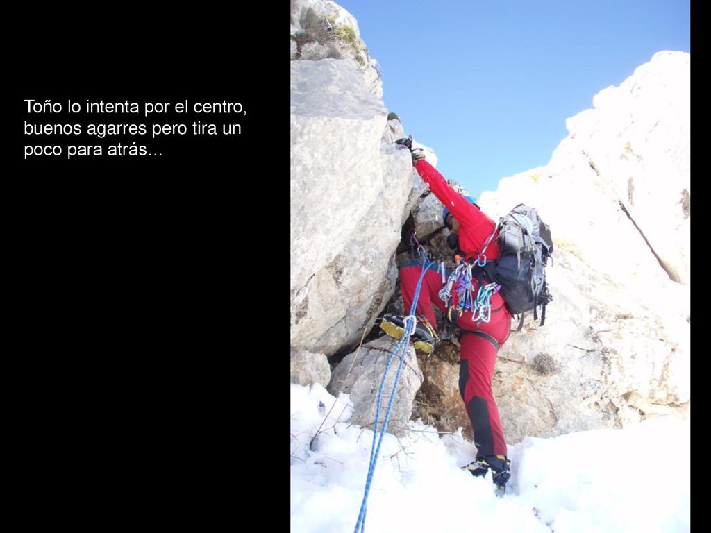Toño lo intenta por el centro, buenos agarres pero tira un poco para atrás…