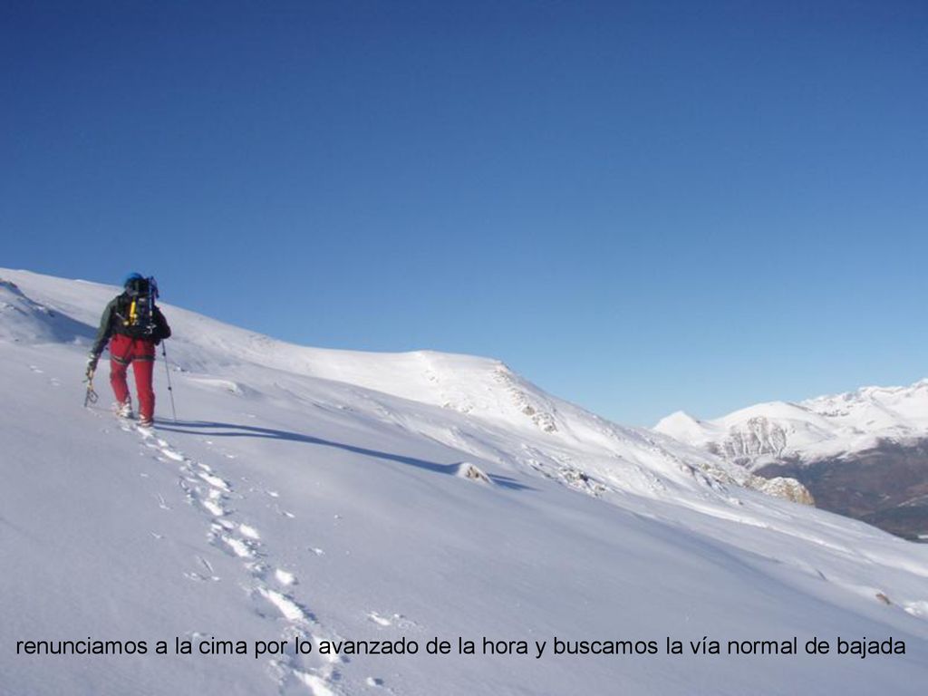 renunciamos a la cima por lo avanzado de la hora y buscamos la vía normal de bajada