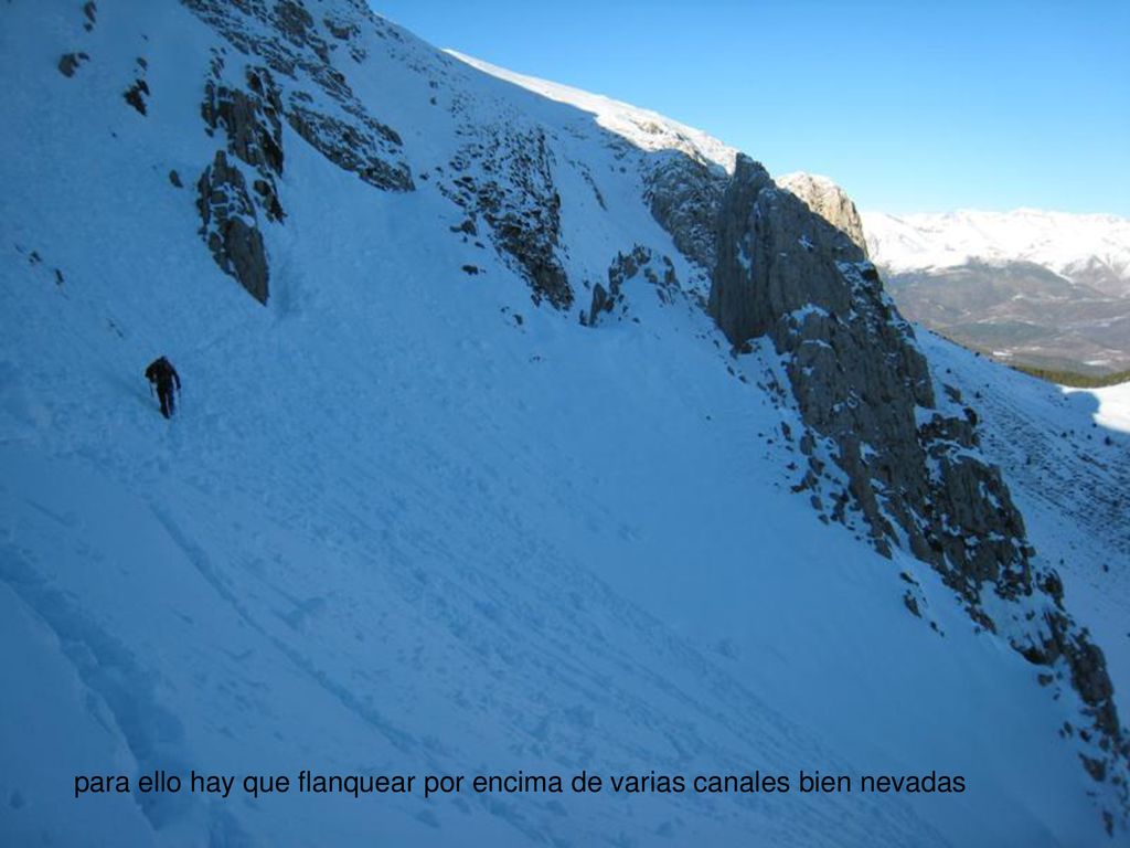 para ello hay que flanquear por encima de varias canales bien nevadas