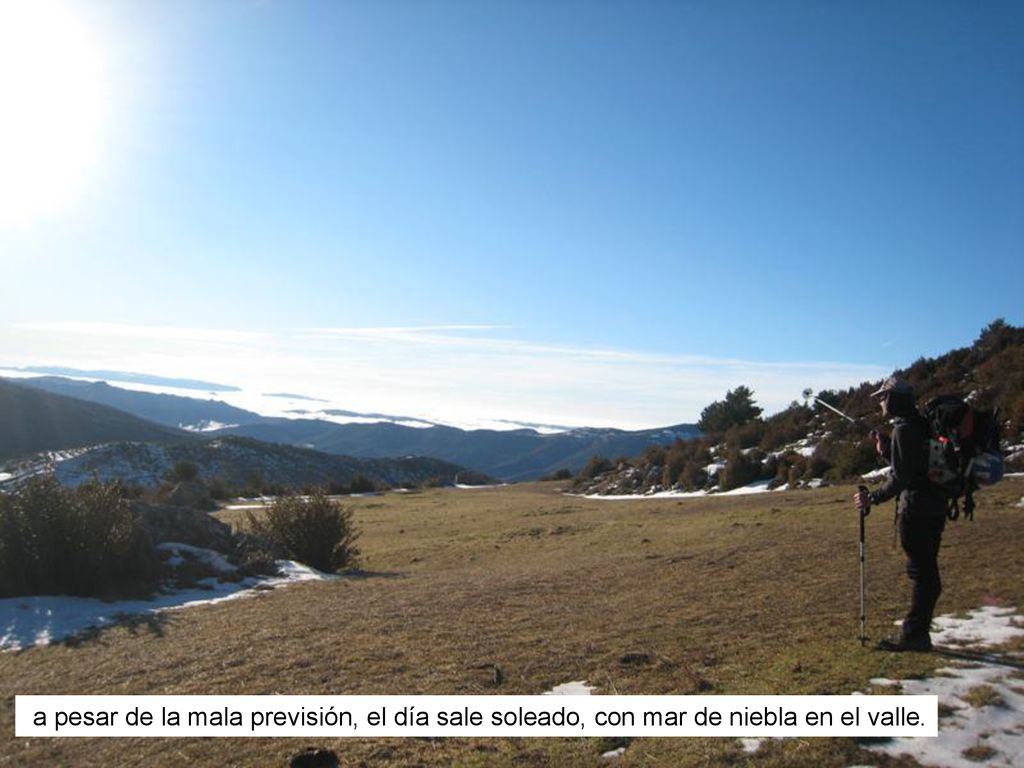 a pesar de la mala previsión, el día sale soleado, con mar de niebla en el valle.