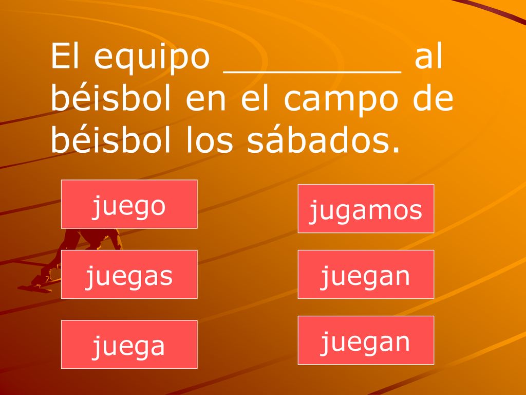 El equipo ________ al béisbol en el campo de béisbol los sábados.