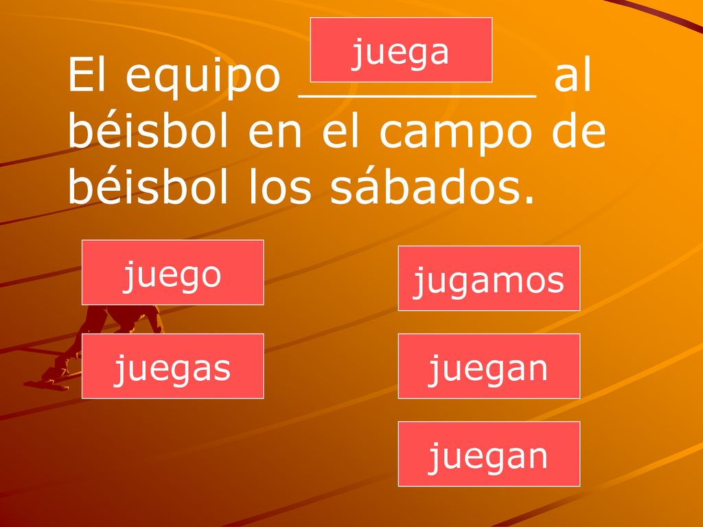 El equipo ________ al béisbol en el campo de béisbol los sábados.