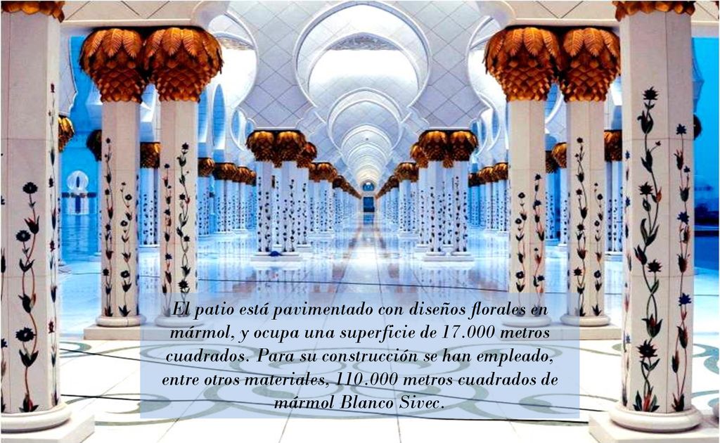 El patio está pavimentado con diseños florales en mármol, y ocupa una superficie de metros cuadrados.