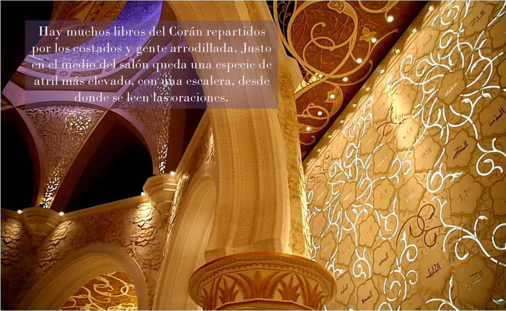 Hay muchos libros del Corán repartidos por los costados y gente arrodillada.