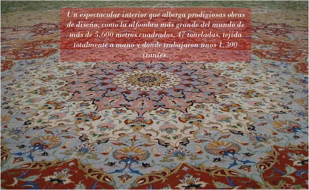 Un espectacular interior que alberga prodigiosas obras de diseño, como la alfombra más grande del mundo de más de metros cuadrados, 47 toneladas, tejida totalmente a mano y donde trabajaron unos iraníes.