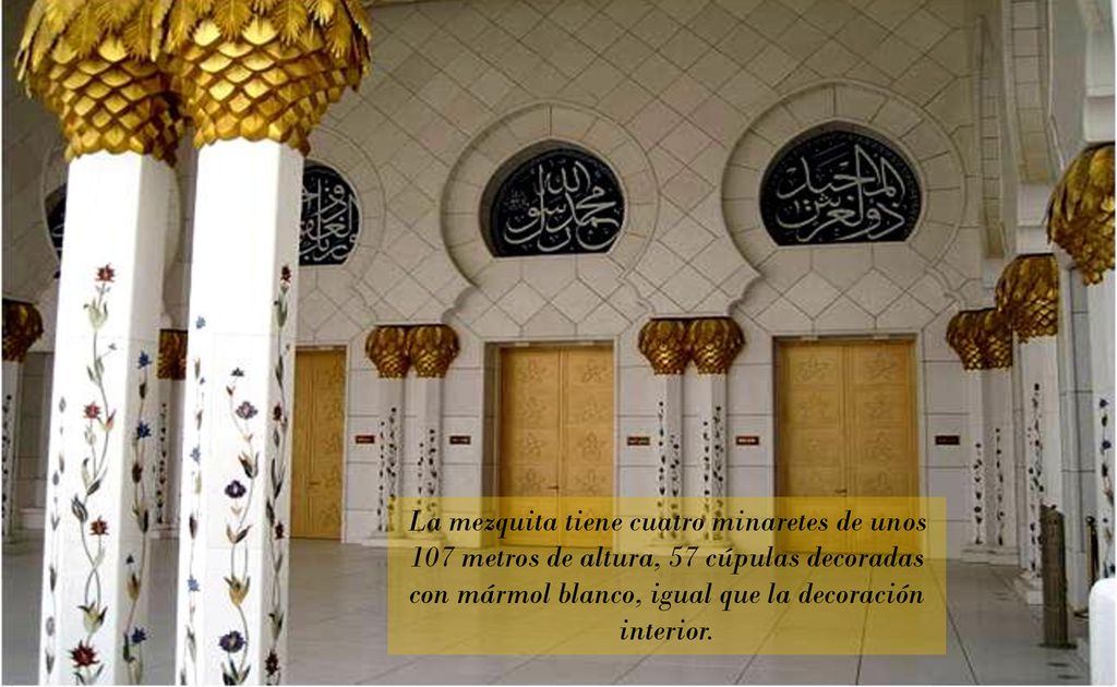 La mezquita tiene cuatro minaretes de unos 107 metros de altura, 57 cúpulas decoradas con mármol blanco, igual que la decoración interior.
