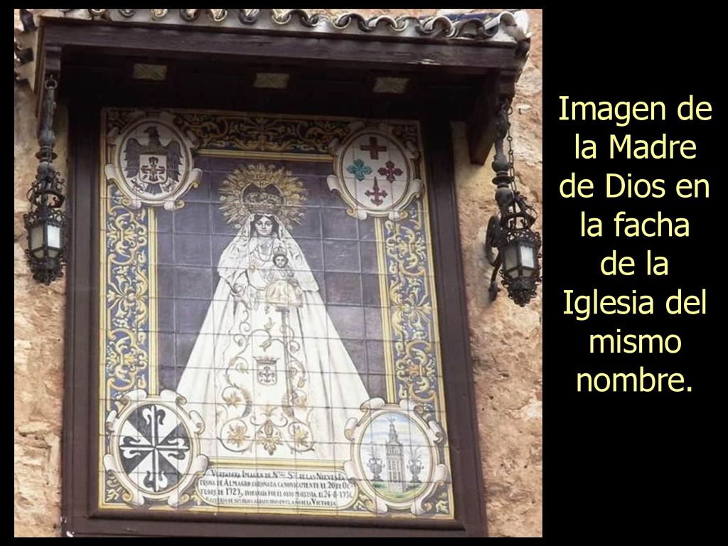 Imagen de la Madre de Dios en la facha de la Iglesia del mismo nombre.