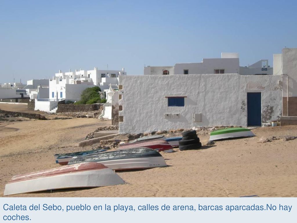 Caleta del Sebo, pueblo en la playa, calles de arena, barcas aparcadas