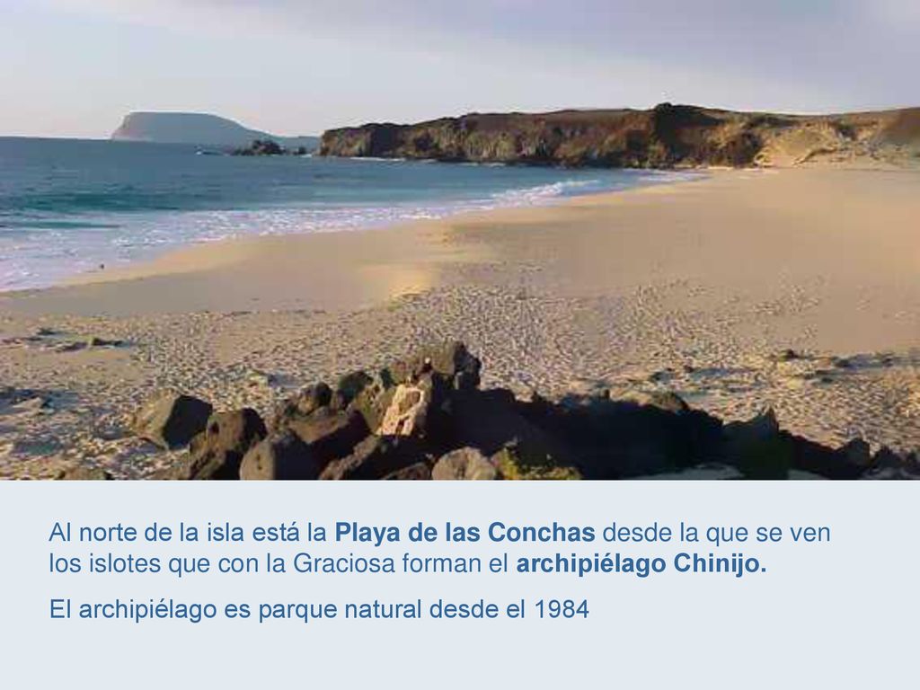 Al norte de la isla está la Playa de las Conchas desde la que se ven los islotes que con la Graciosa forman el archipiélago Chinijo.