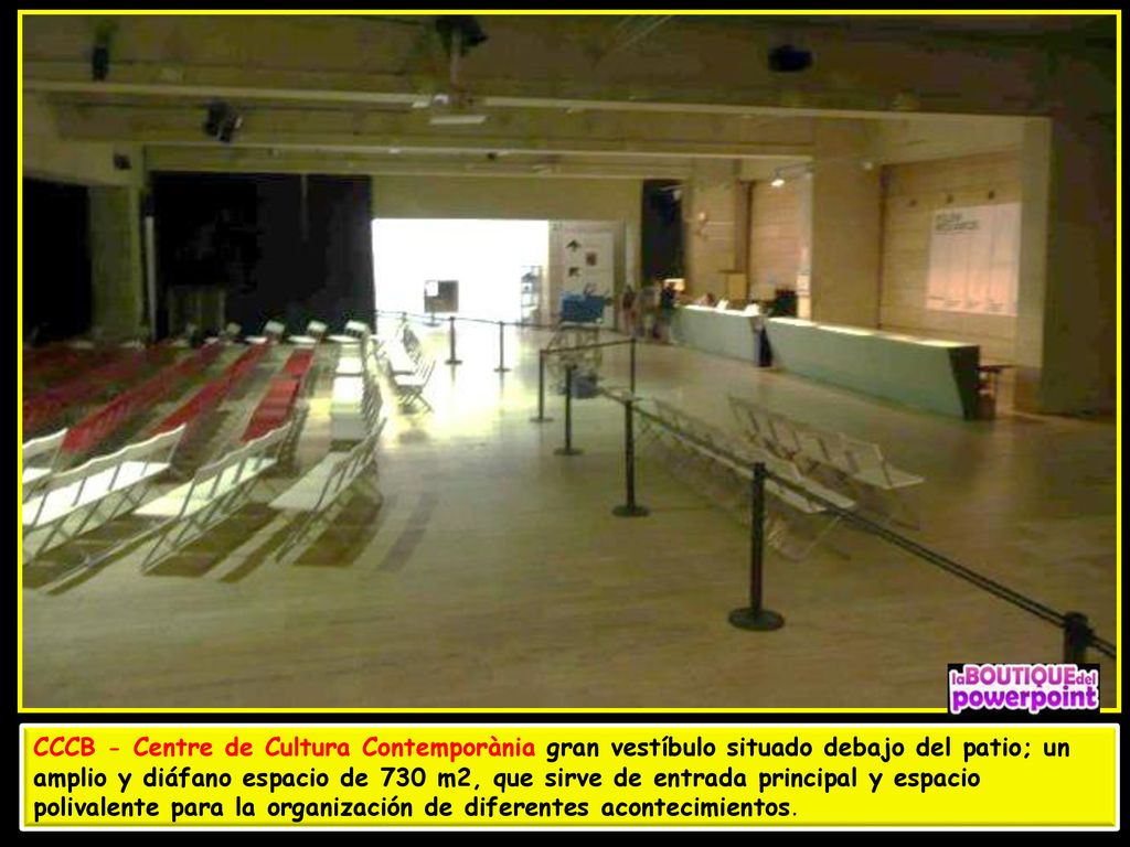 CCCB - Centre de Cultura Contemporània gran vestíbulo situado debajo del patio; un amplio y diáfano espacio de 730 m2, que sirve de entrada principal y espacio polivalente para la organización de diferentes acontecimientos.