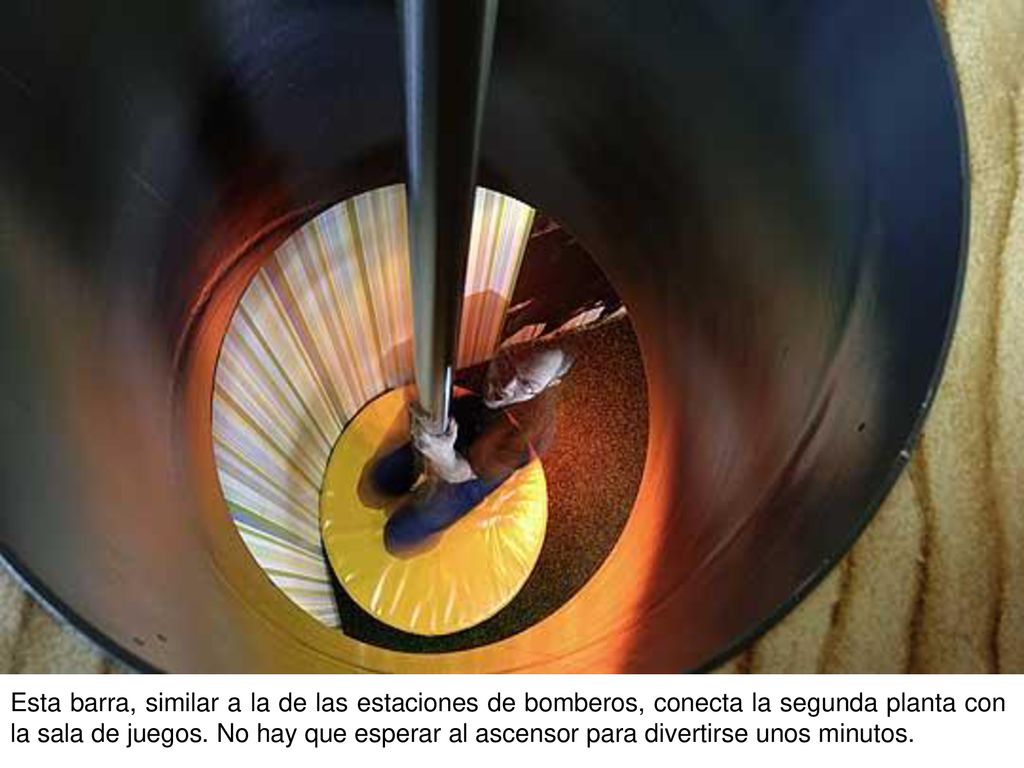 Esta barra, similar a la de las estaciones de bomberos, conecta la segunda planta con la sala de juegos.