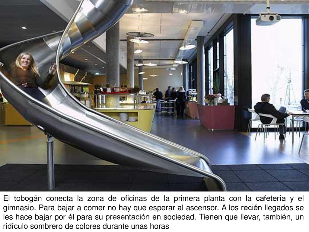 El tobogán conecta la zona de oficinas de la primera planta con la cafetería y el gimnasio.