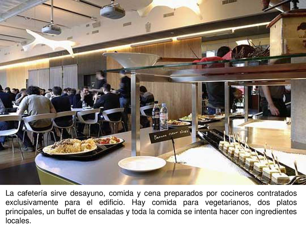 La cafetería sirve desayuno, comida y cena preparados por cocineros contratados exclusivamente para el edificio.