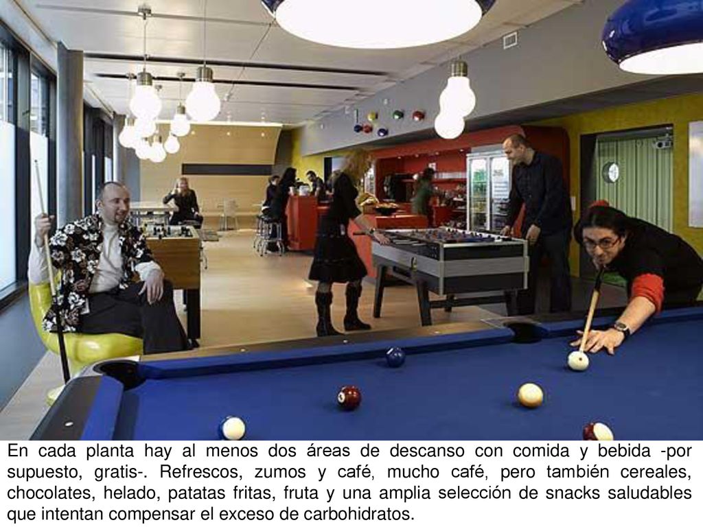 En cada planta hay al menos dos áreas de descanso con comida y bebida -por supuesto, gratis-.