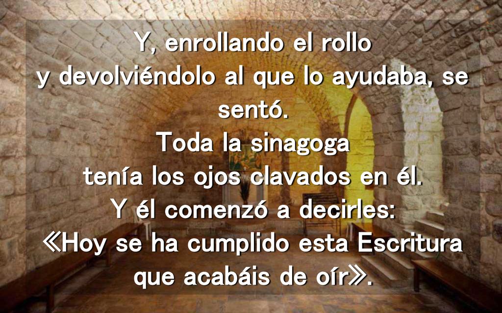 Y, enrollando el rollo y devolviéndolo al que lo ayudaba, se sentó