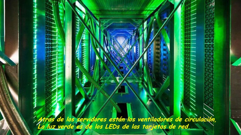 Atras de los servidores están los ventiladores de circulación,