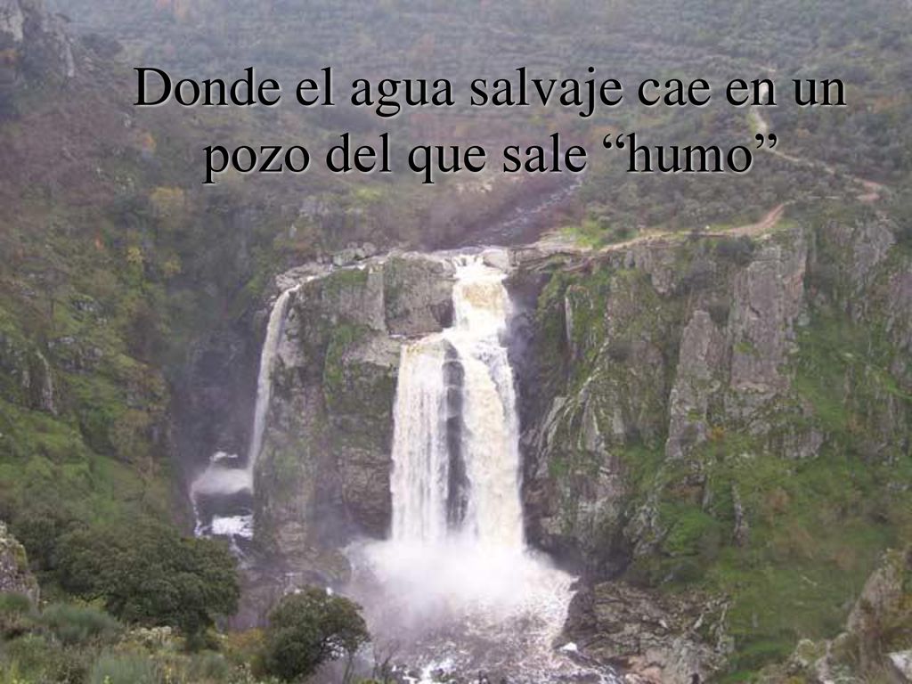 Donde el agua salvaje cae en un pozo del que sale humo