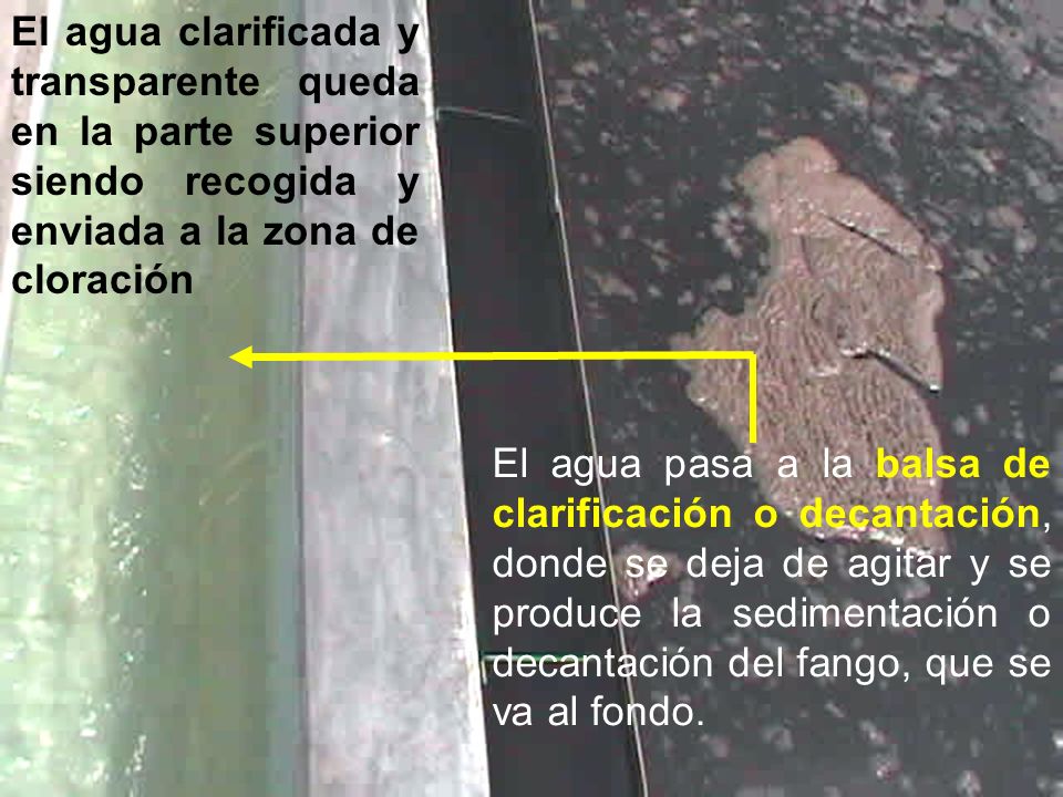 El agua clarificada y transparente queda en la parte superior siendo recogida y enviada a la zona de cloración