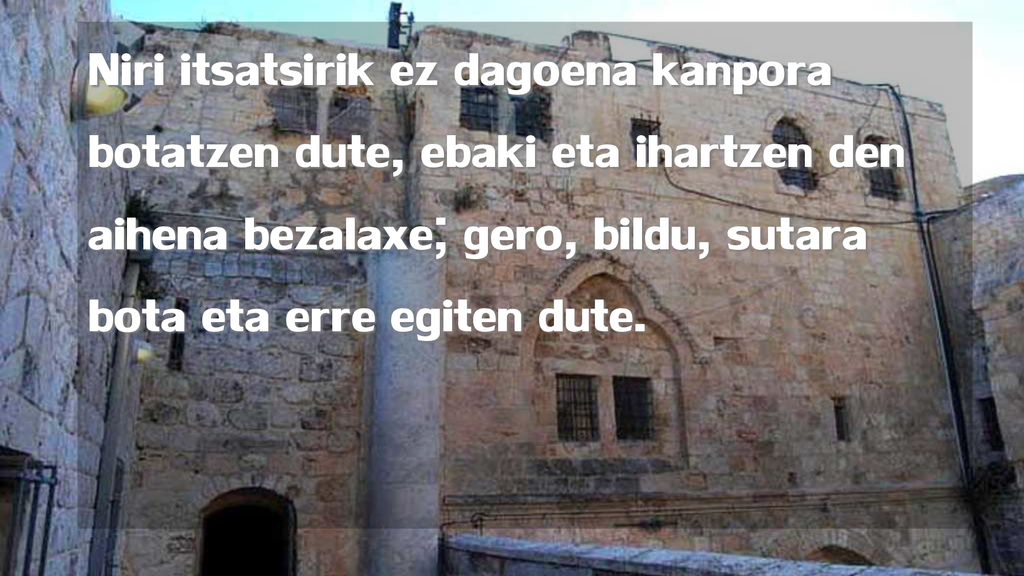 Niri itsatsirik ez dagoena kanpora botatzen dute, ebaki eta ihartzen den aihena bezalaxe; gero, bildu, sutara bota eta erre egiten dute.